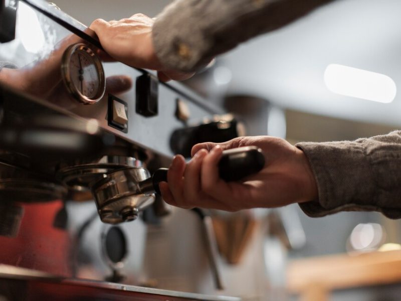 20230919201946_[fpdl.in]_primer-plano-manos-trabajando-maquina-cafe_23-2148366641_large