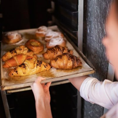 20230921150350_[fpdl.in]_mujer-sosteniendo-bandeja-croissant-cerca_23-2149233713_large