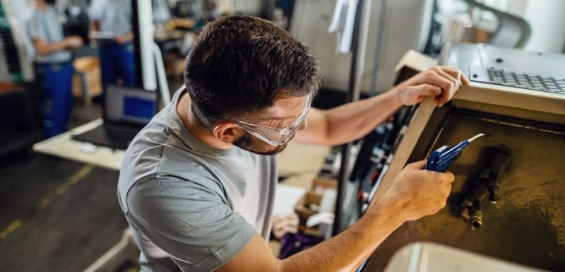 20230921151514_[fpdl.in]_trabajador-manual-joven-que-trabaja-maquina-industrial-planta-fabrica_637285-4186_large