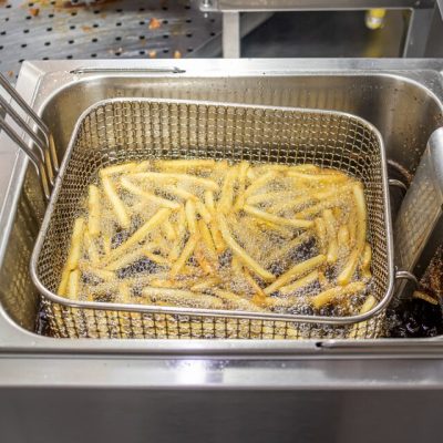 20230921152404_[fpdl.in]_freir-papas-fritas-freidora-aceite-caliente-restaurante-local_337121-191_large